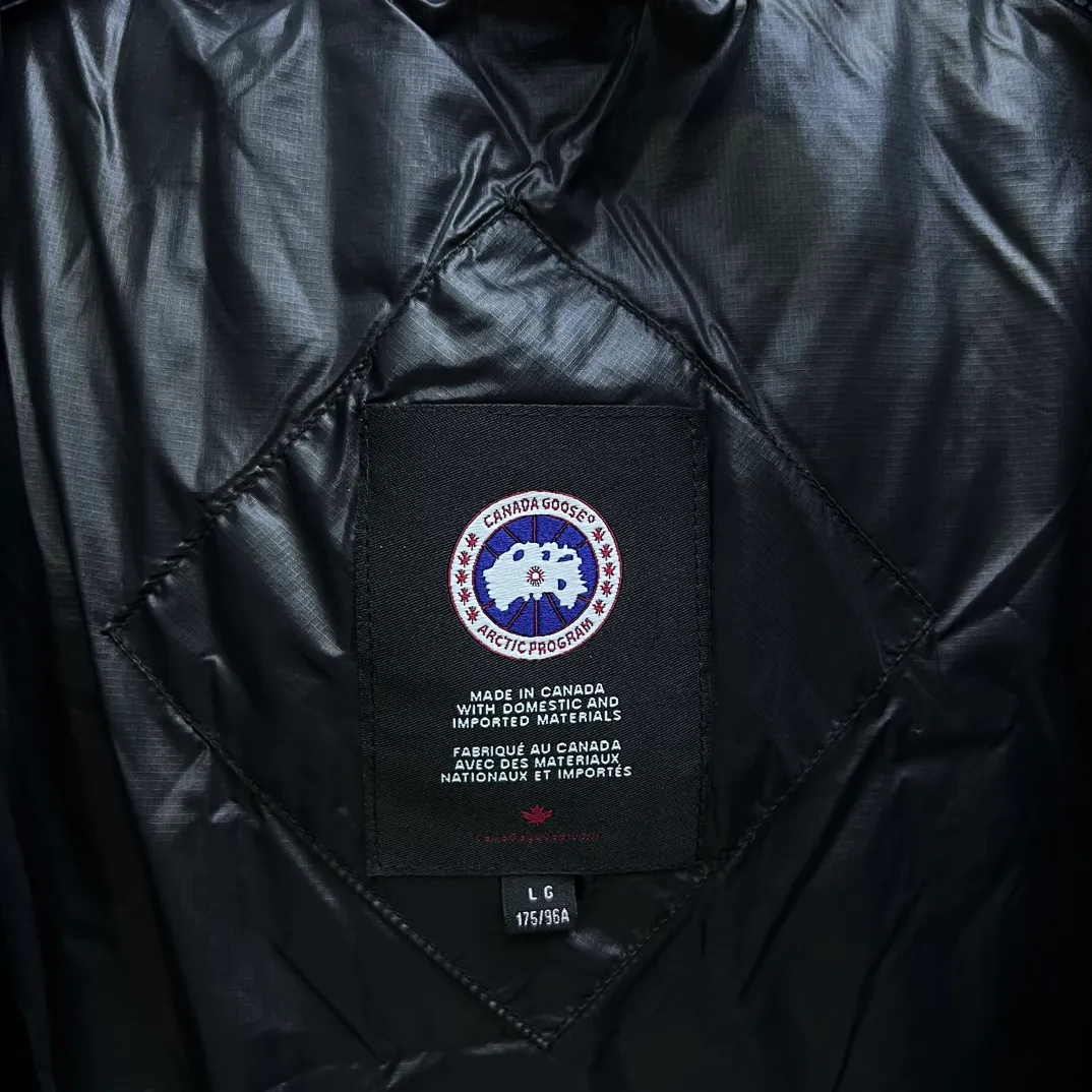 P760 𝘾𝘼𝙉𝘼𝘿𝘼 𝙂𝙊𝙊𝙎𝙀/Canada Goose 2023 Limited New Crofton Puff Down Jacket Pure Guangzhou Inspection 80 White Duck Down Filling‼  Top version, ceiling level‼ Crofton soft bread, the latest style in 2023, has a cold protection effect of up to level 4. It is made of recycled Feather-Light tear-resistant fabric. It is ultra-light and has no weight on the upper body at all! The unique black label highlights your temperament‼  Canada Goose, a Canadian brand, has always been recognized as the warmest down jacket. Various Instagram celebrities, Internet celebrities, and celebrities often wear it for street photos. I do Canada Goose every year, but I still can’t get rid of my love for geese. No matter how cold the winter is, there is no need to be afraid, because there are geese! Filled with 80% white duck down, Canada Goose is the legendary warmest down jacket and is known as a must-have for Arctic outdoor sports! The most popular down jacket in the world, celebrities are rushing to buy it, it is a must-have! Same style for men and women Size: S~XXL